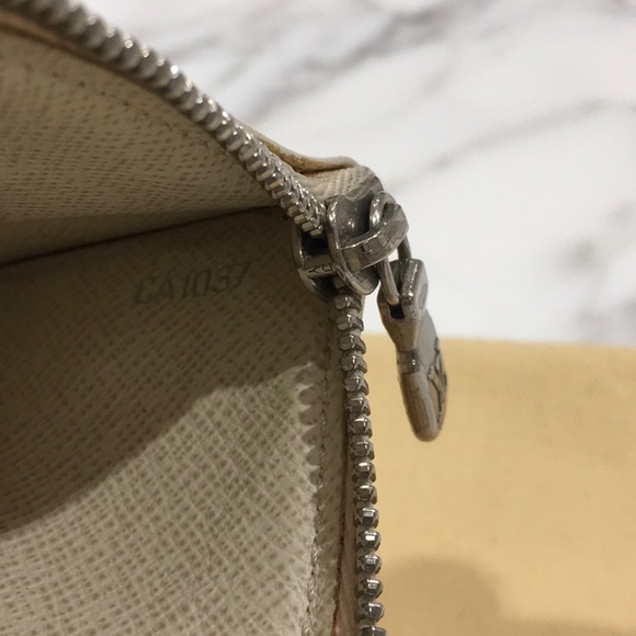 Louis Vuitton Ivory Epi Leather Key Cles Pochette coin holder - Picture 5 of 5